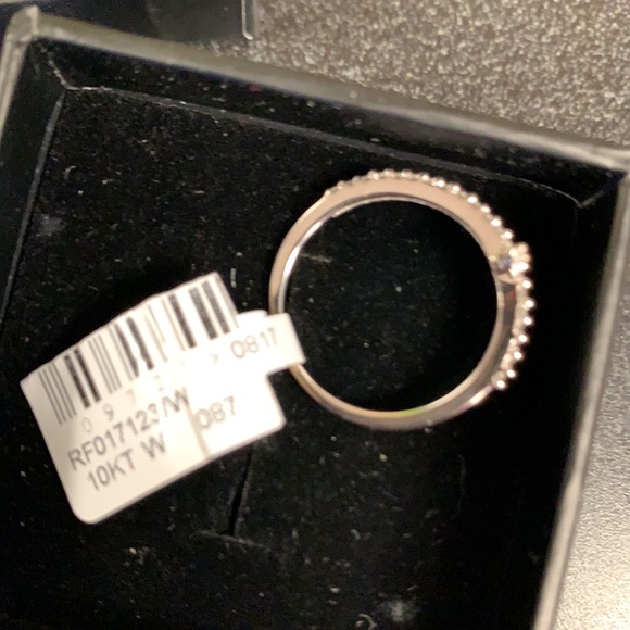 10k White Gold/Diamond Cross Ring - Picture 3 of 5